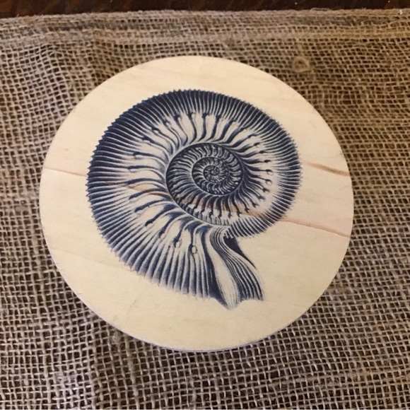 Glass container with wooden lid.  Navy shell design. - Picture 4 of 5